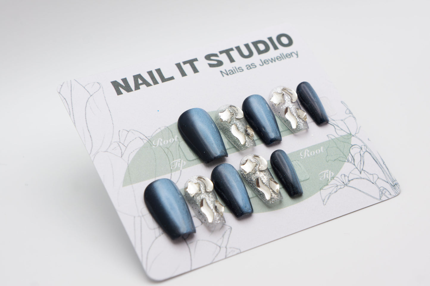 Unghie a Pressione Coffin Corto Blu con Effetto Cat-eye e Cristalli Bianchi DA002