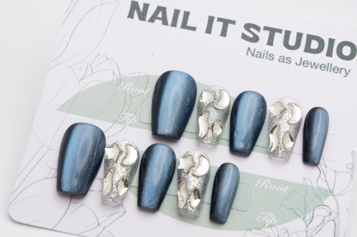Unghie a Pressione Coffin Corto Blu con Effetto Cat-eye e Cristalli Bianchi DA002