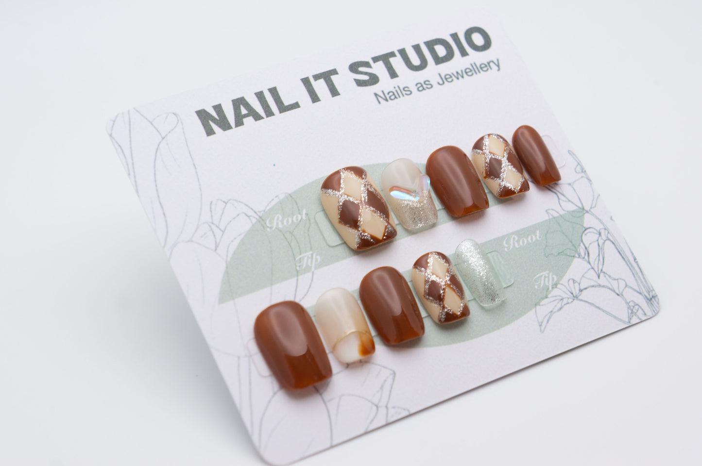 Unghie a Pressione Square Corto Marrone e Bianco Plaid con Cristalli DA003