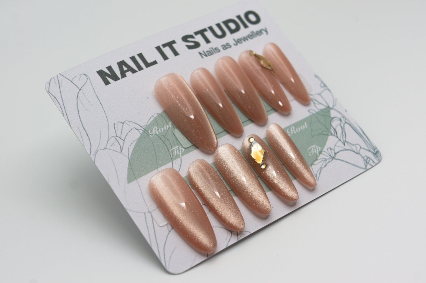 Unghie a Pressione Ovale Lungo Rosa Perlato con Effetto Cat-eye e Cristalli CB005