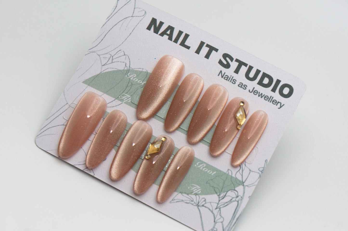 Unghie a Pressione Ovale Lungo Rosa Perlato con Effetto Cat-eye e Cristalli CB005