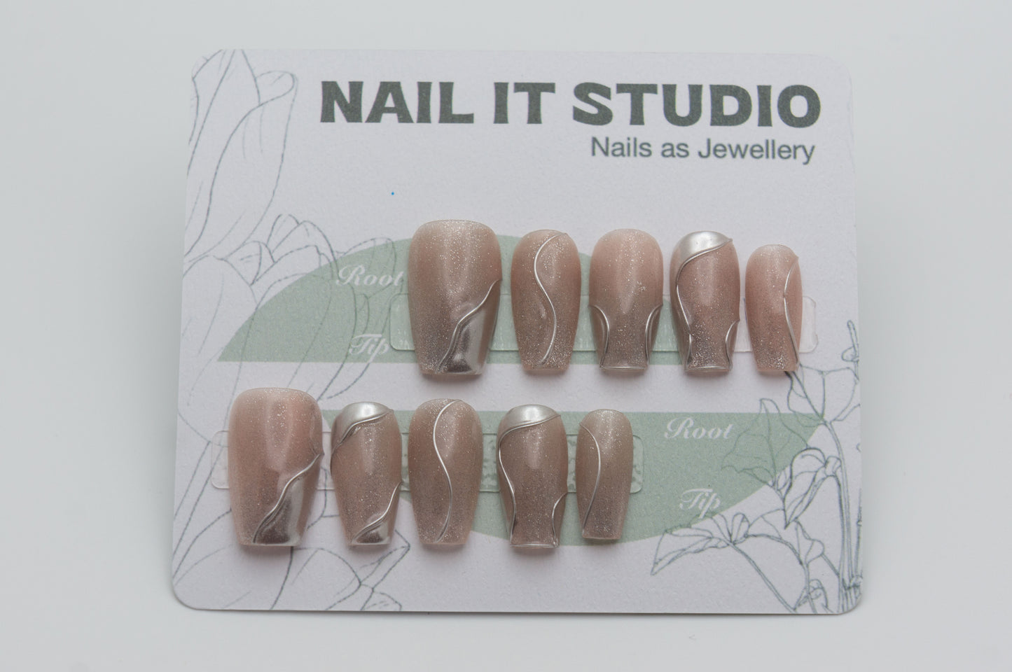 Short Coffin Press On Nails with Cat-eye Effect and Silver Mirror