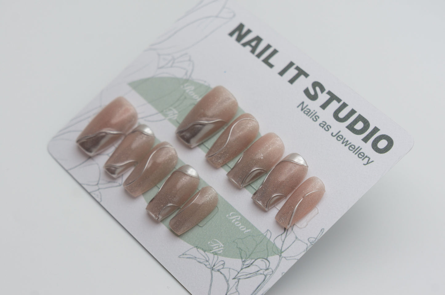 Short Coffin Press On Nails with Cat-eye Effect and Silver Mirror