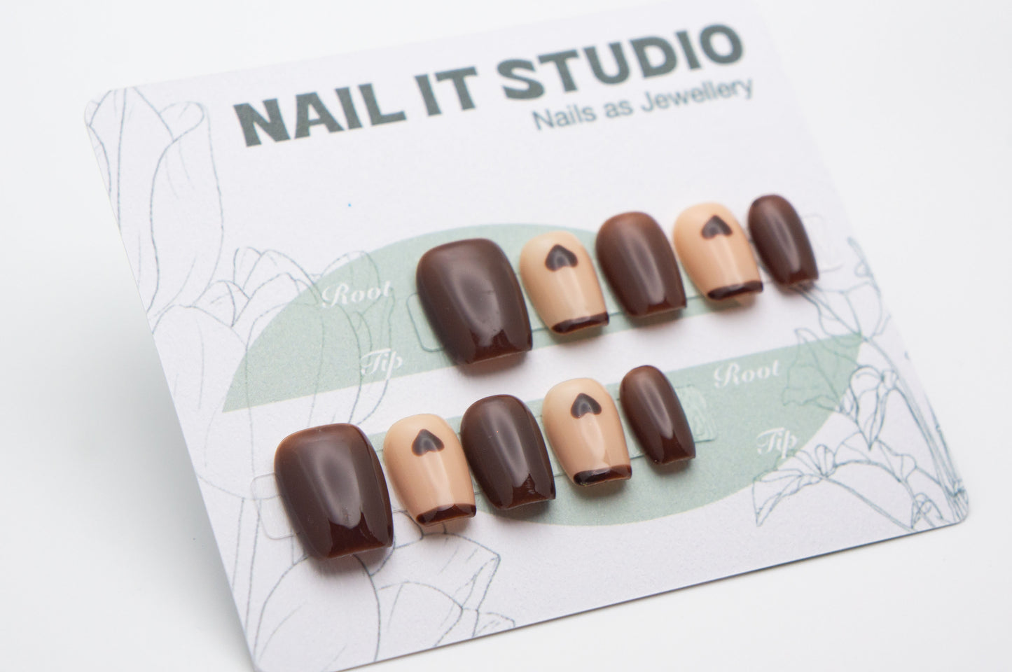Unghie a Pressione Square Extra Corto Marrone e Beige con Disegno di Cuore alla Francese DB005