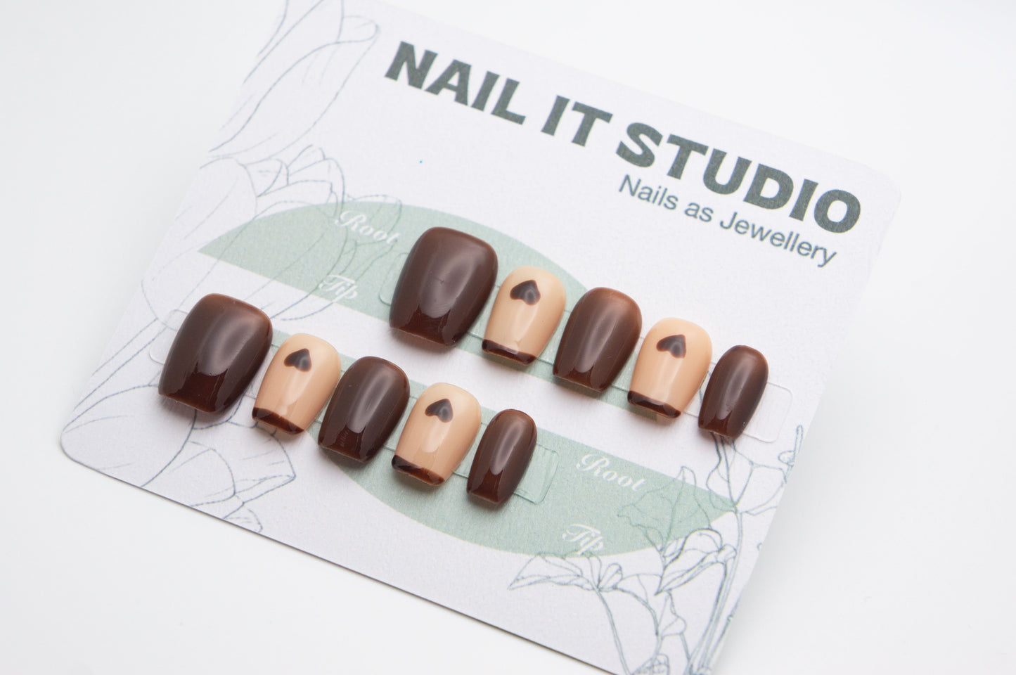 Unghie a Pressione Square Extra Corto Marrone e Beige con Disegno di Cuore alla Francese DB005