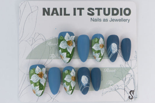 Unghie Press-on Stiletto Corto Medio Blu Azzurro Opaco Fiore 3D Sfera d'Acqua AB012