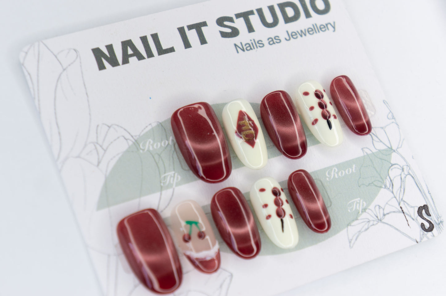 Unghie Press-on Ovale Corto Effetto Cat-Eye Rosso e Bianco Ciliegia Disegnato a Mano DA011