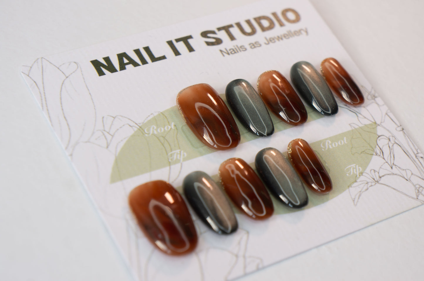 Unghie Press-on Ovale Corto,Elegante All Time, Effetto Ambra e Blu Cat-eye, Marrone Sfumato