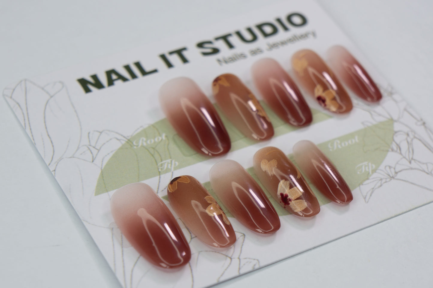 Unghie Press-on Ovale Lungo Elegante Russet Rosso Sfumato, Disegno Fiore a Mano