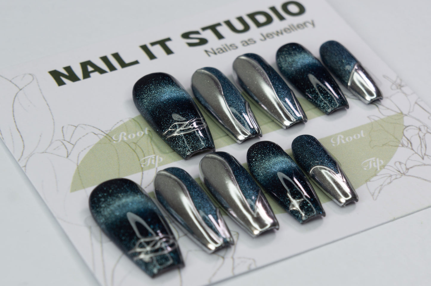 Unghie Press-on Coffin Medio Galassia Blu con Effetto Specchio Argento e Cat-eye