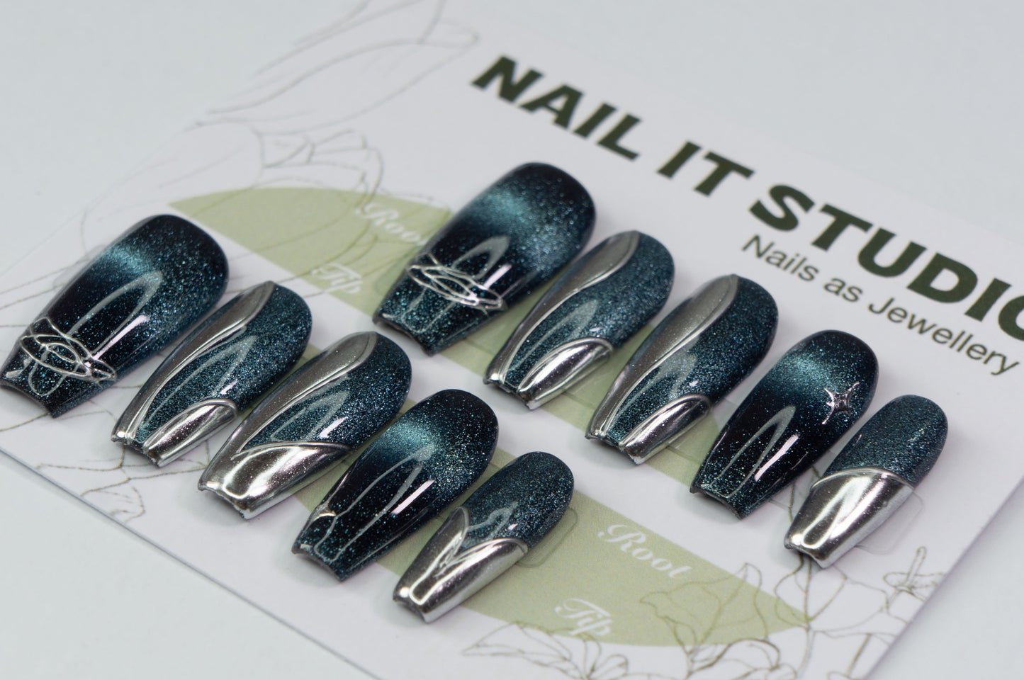 Unghie Press-on Coffin Medio Galassia Blu con Effetto Specchio Argento e Cat-eye