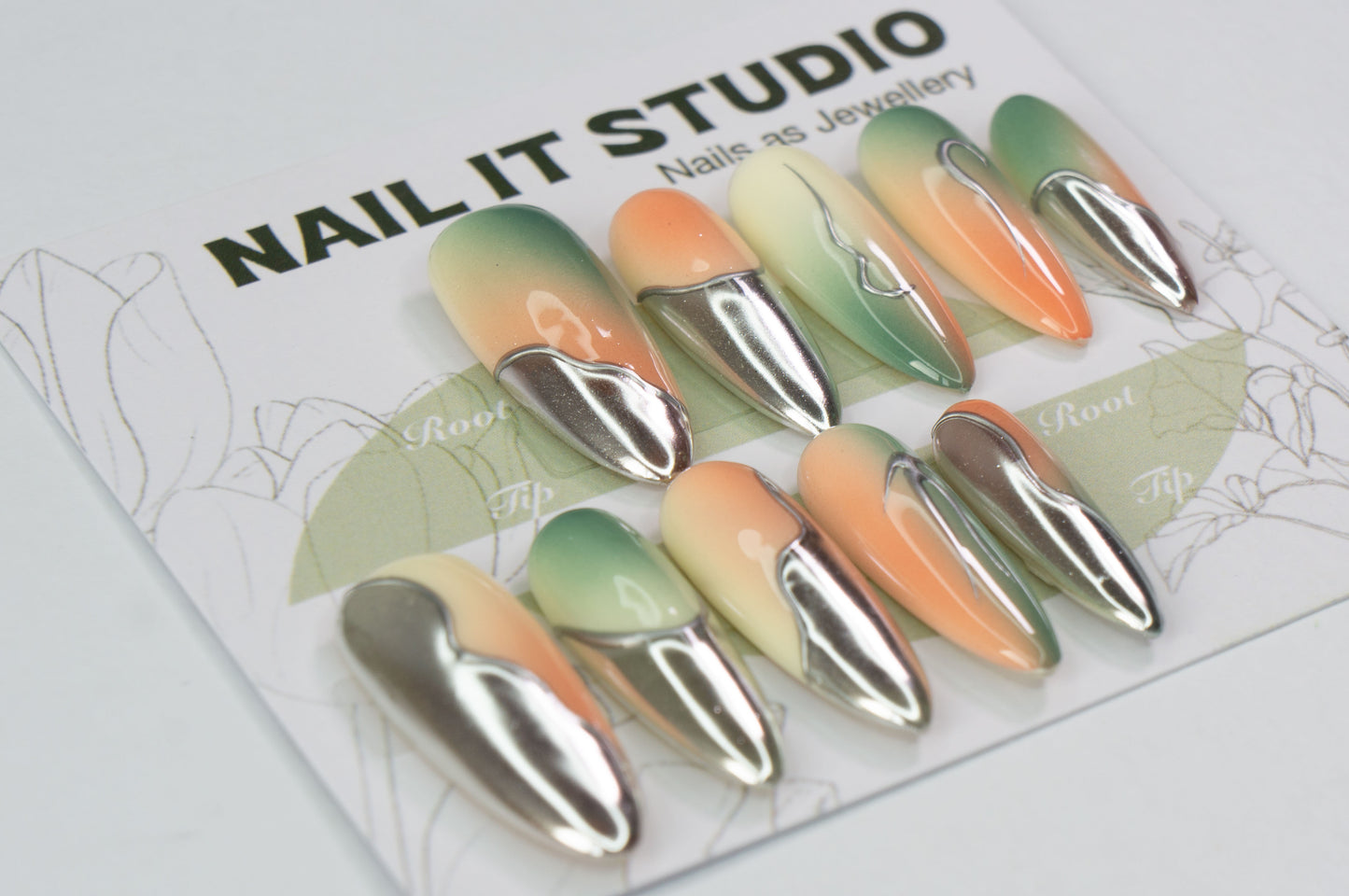 Unghie Press-on Almond Lungo con Effetto Specchio Argento e Sfumatura Verde Crema Pesca