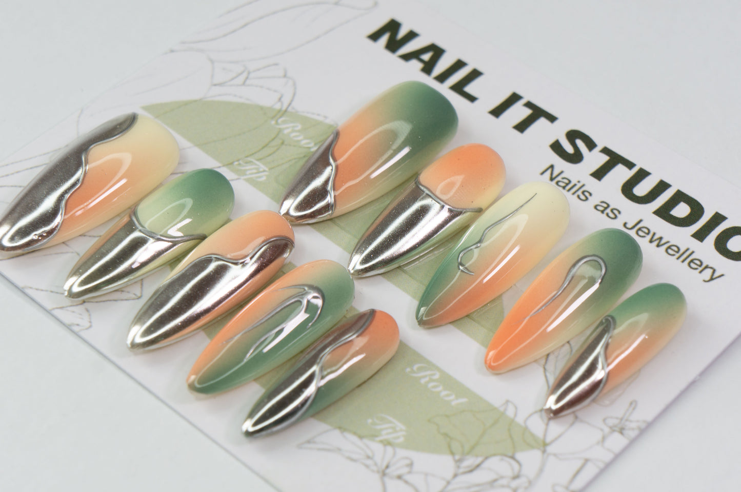 Unghie Press-on Almond Lungo con Effetto Specchio Argento e Sfumatura Verde Crema Pesca