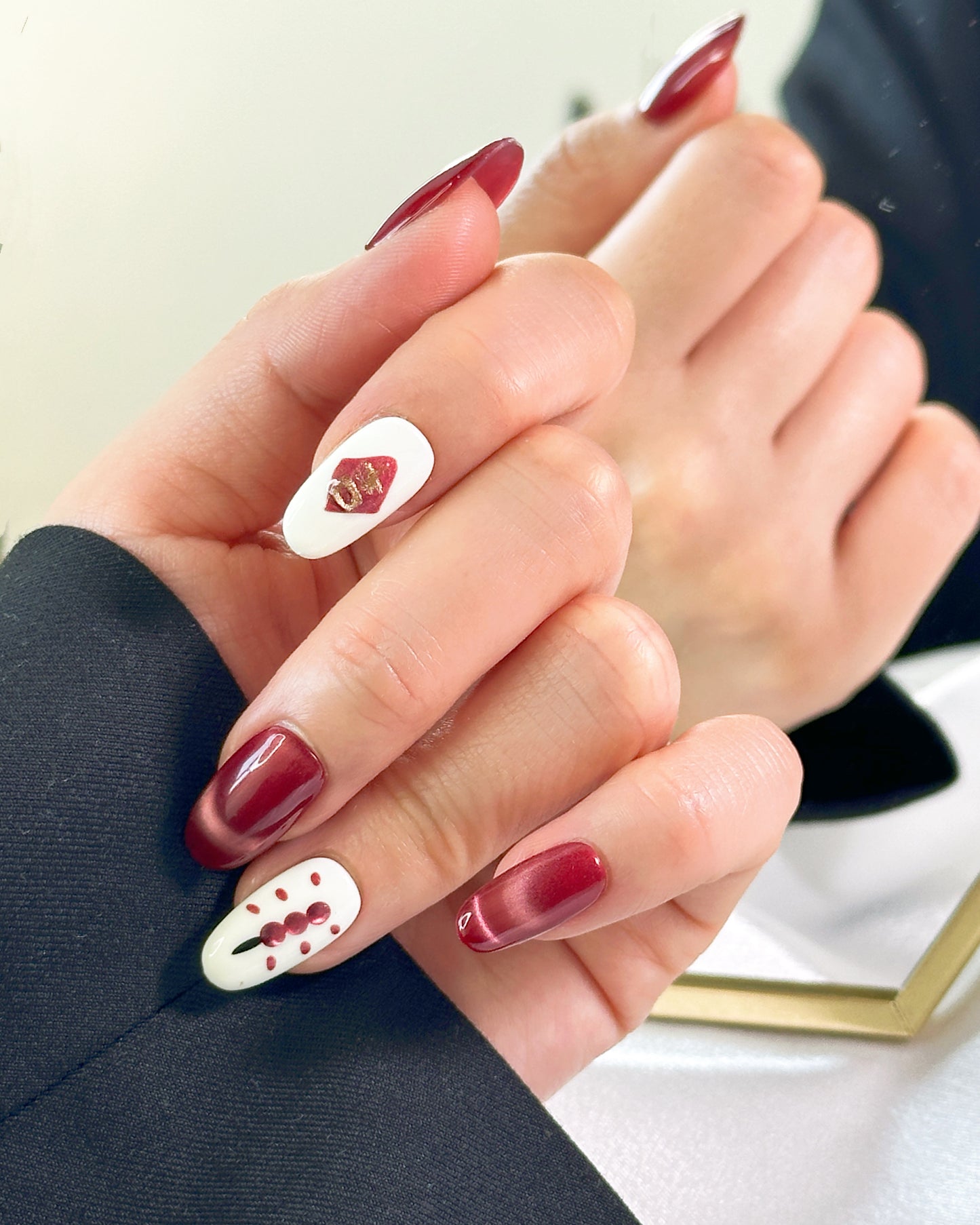 Unghie Press-on Ovale Corto Effetto Cat-Eye Rosso e Bianco Ciliegia Disegnato a Mano DA011