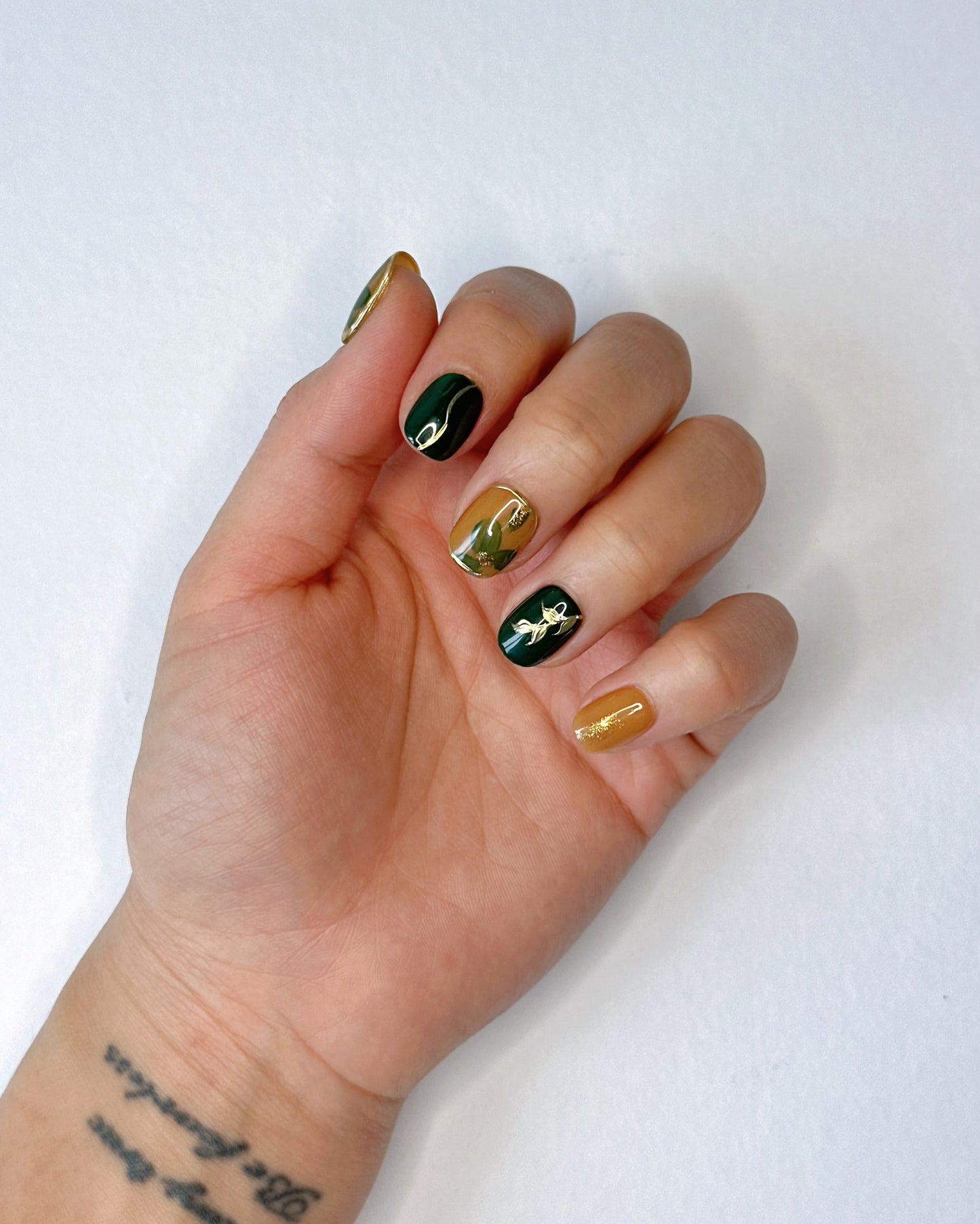 Unghie Press-on Square Extra Corto Verde e Oro Fiore Disegno a Mano