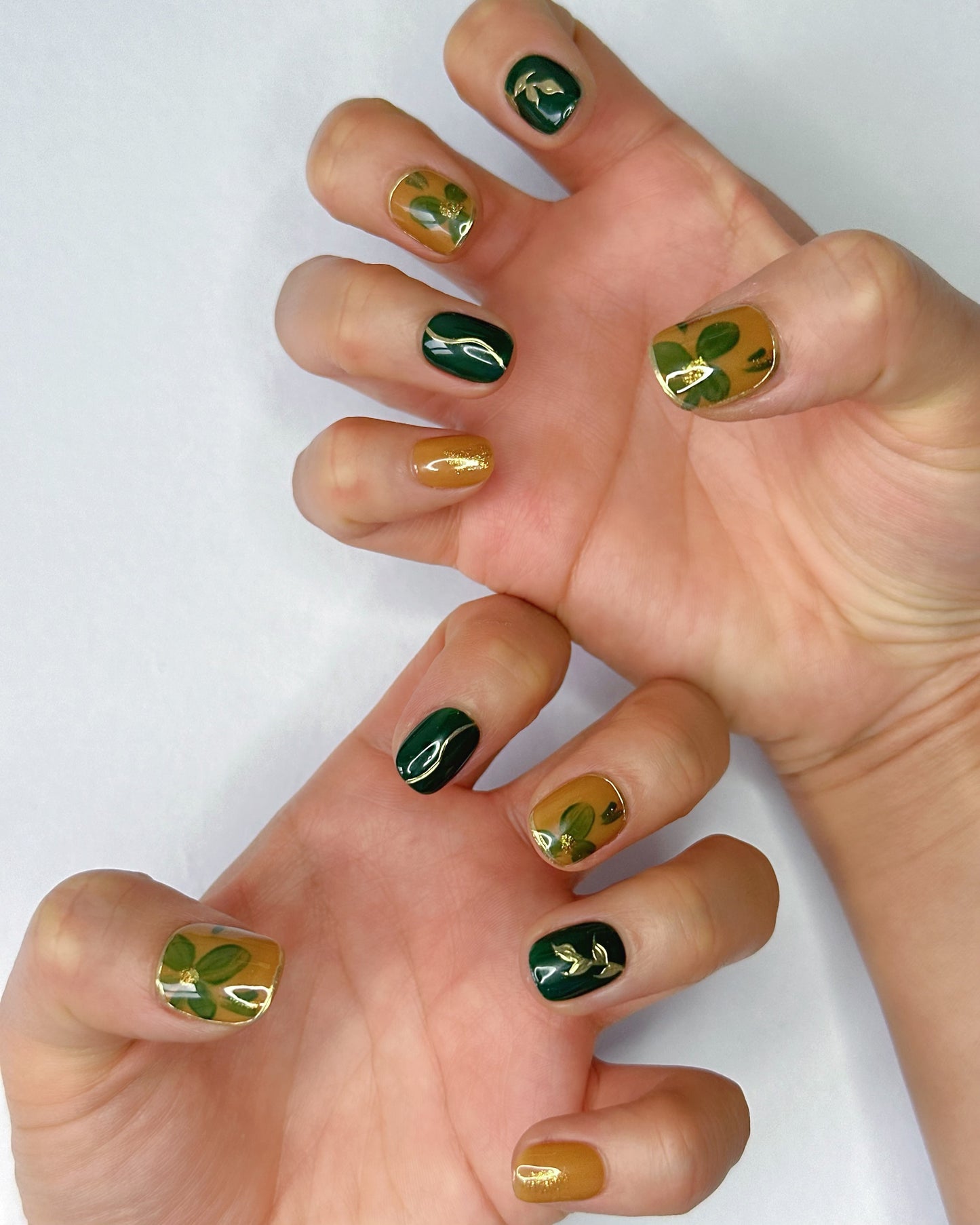 Unghie Press-on Square Extra Corto Verde e Oro Fiore Disegno a Mano