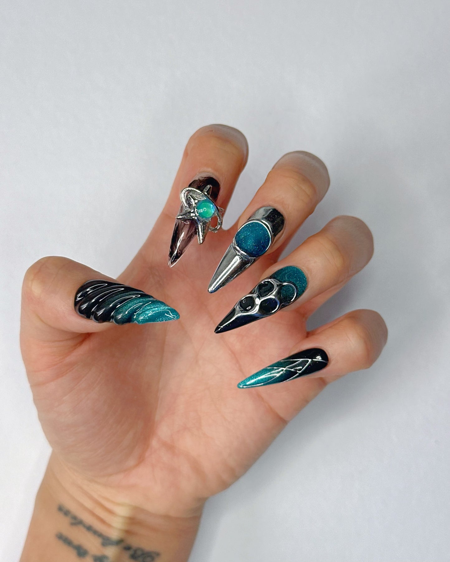Unghie Press-on Stiletto Lungo Blu 3D Effetto Specchio Metallo Sollievo Spirale Cool