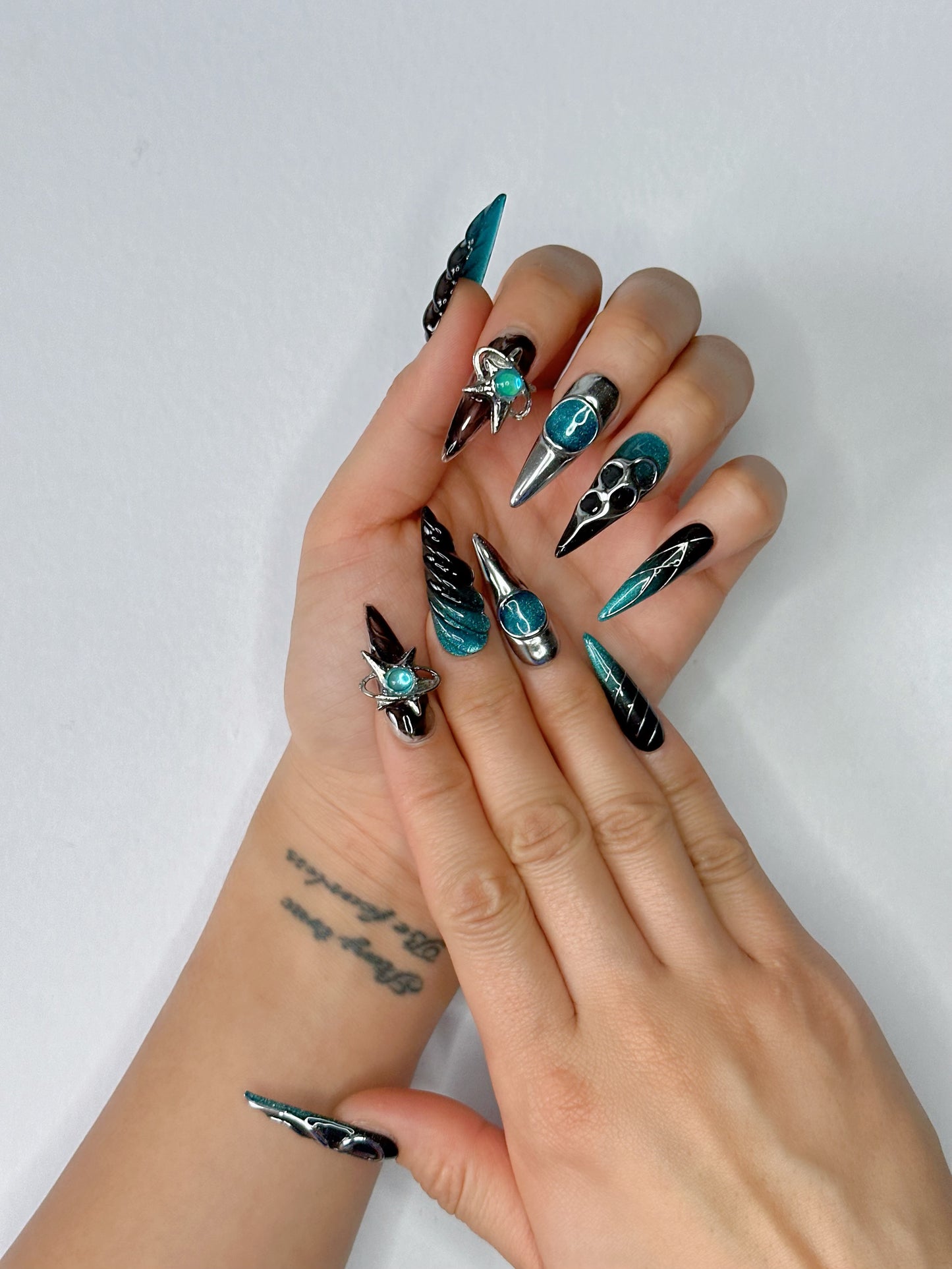 Unghie Press-on Stiletto Lungo Blu 3D Effetto Specchio Metallo Sollievo Spirale Cool