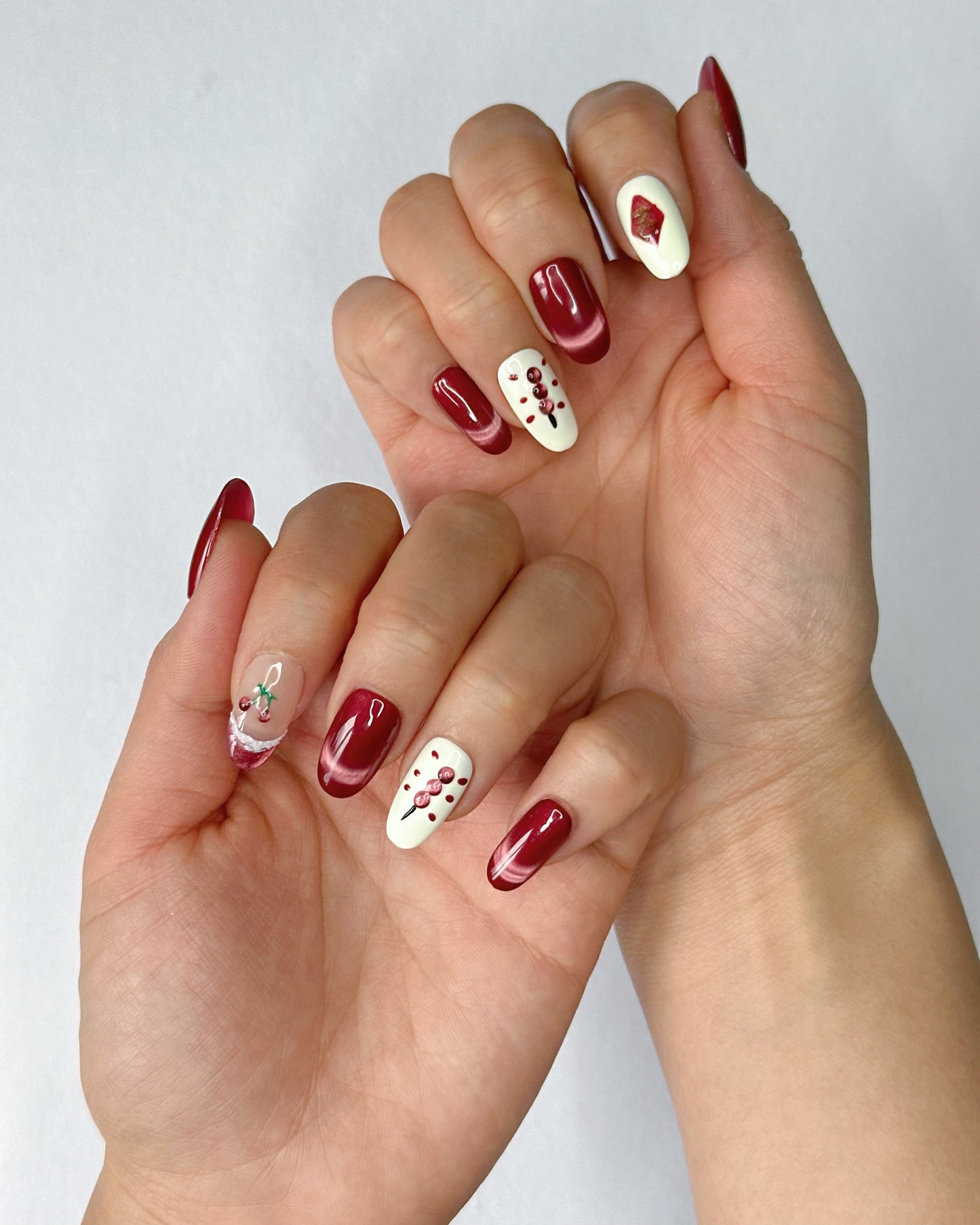 Unghie Press-on Ovale Corto Effetto Cat-Eye Rosso e Bianco Ciliegia Disegnato a Mano DA011