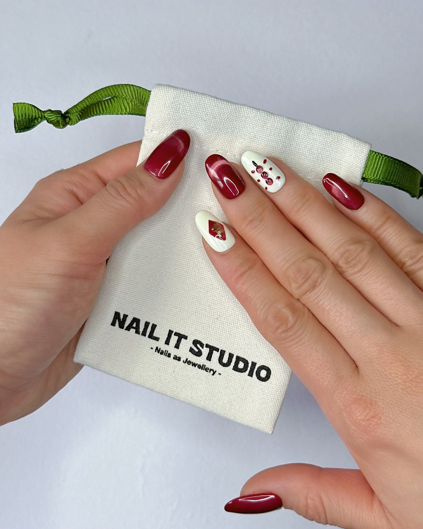 Unghie Press-on Ovale Corto Effetto Cat-Eye Rosso e Bianco Ciliegia Disegnato a Mano DA011