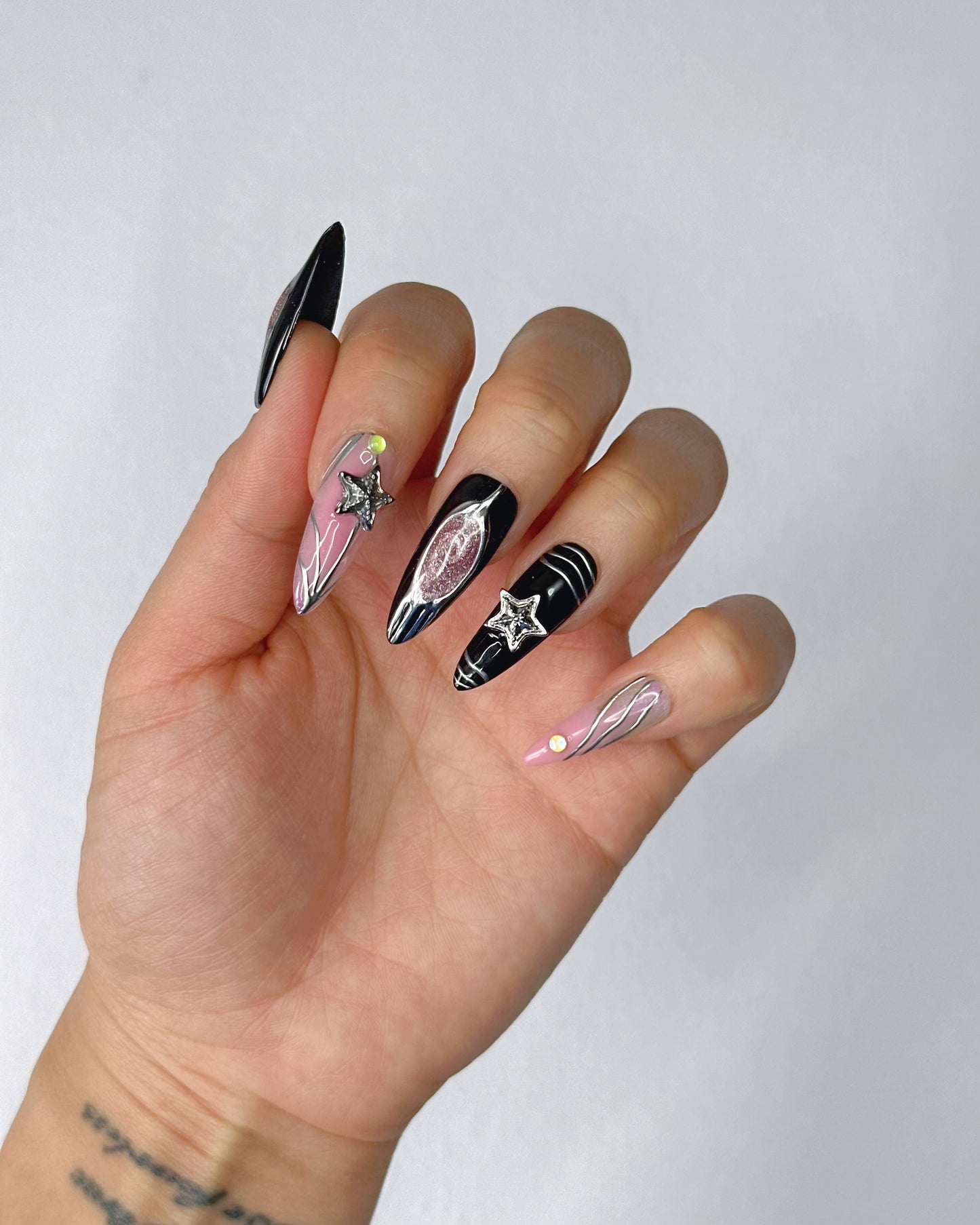 Unghie Press-on Almond Lungo Nero e Rosa Argento Stella in 3D Effetto Perlato