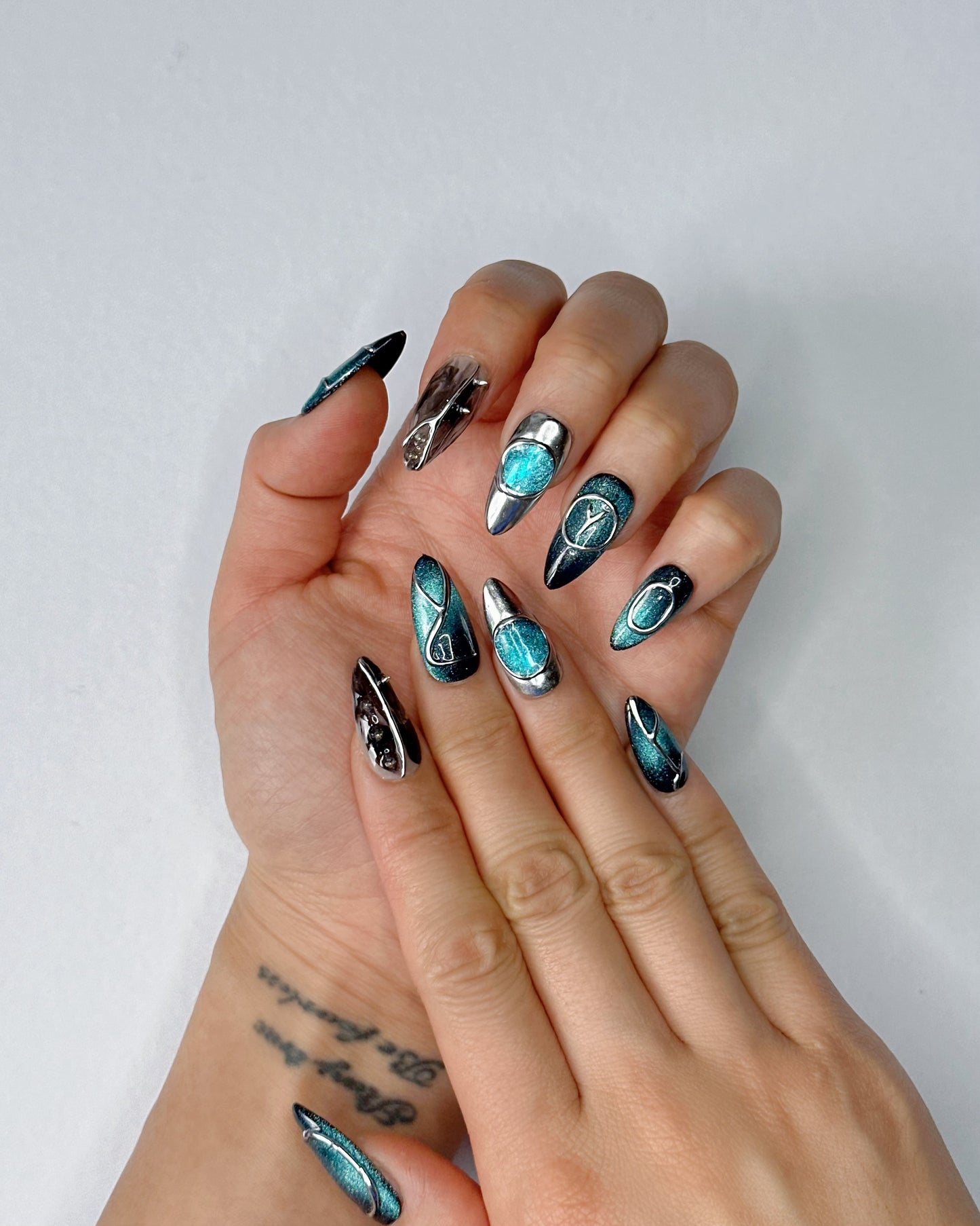Unghie Press-on Almond Medio Blu 3D Effetto Specchio Metallo Argento in Sollievo Cool