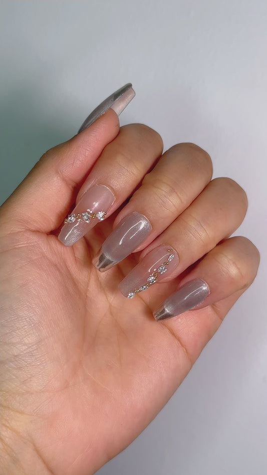 Unghie a Pressione Coffin Medio alla Francese con Argento e Effetto Cat-eye Cristalli DB007