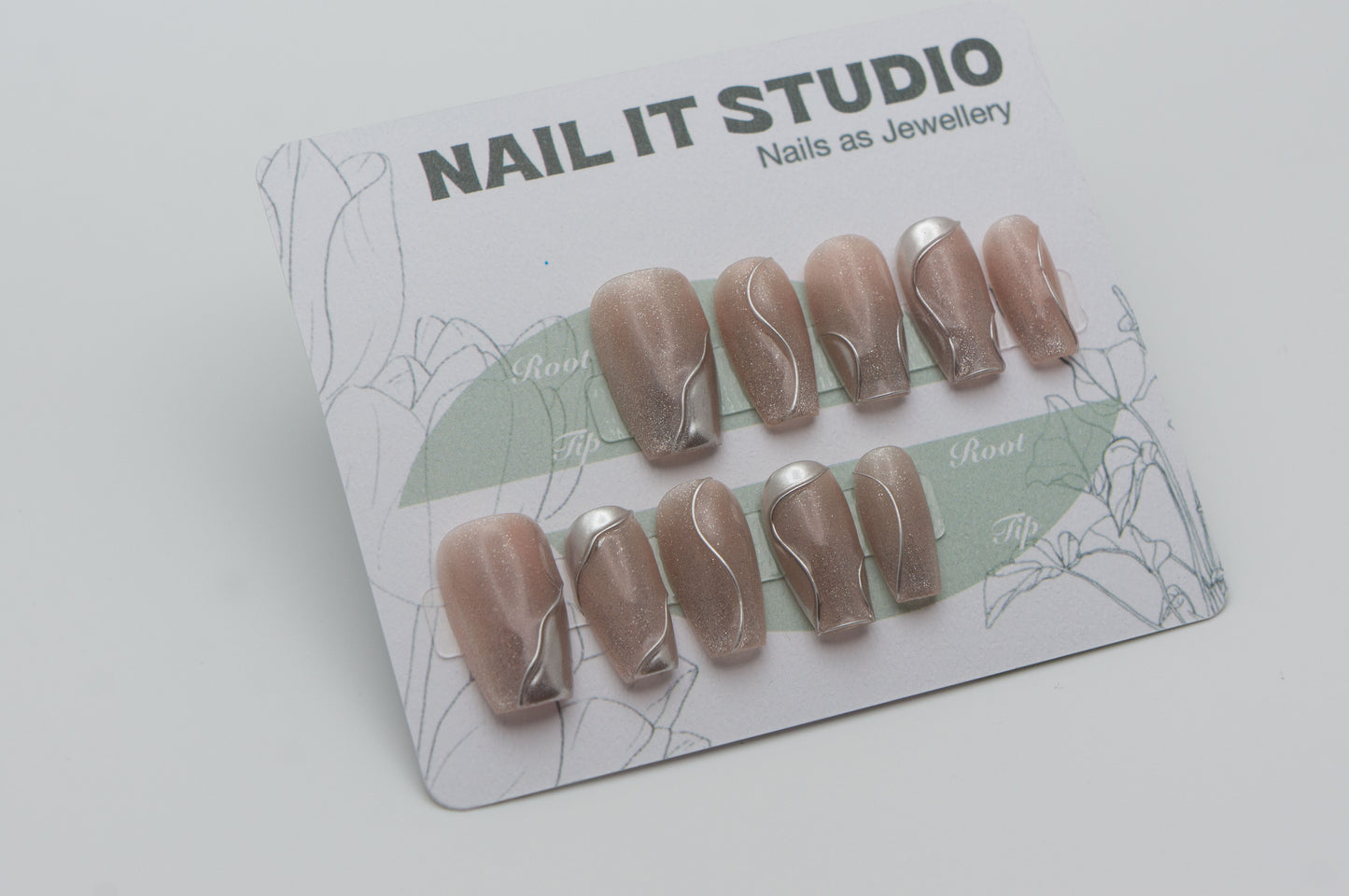 Short Coffin Press On Nails with Cat-eye Effect and Silver Mirror