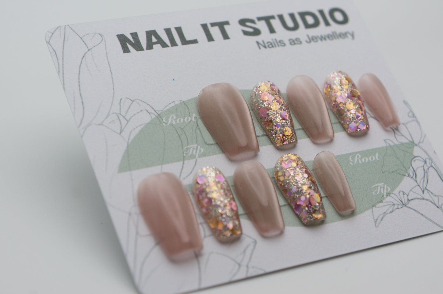 Unghie a Pressione Rosa Coffin Corto con Effetto Cat-eye e Glitter AA002