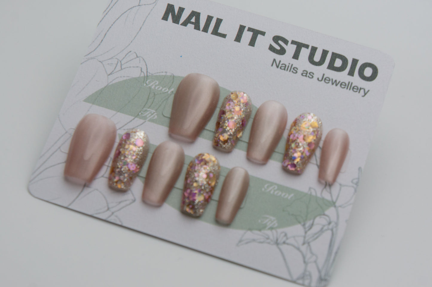 Unghie a Pressione Rosa Coffin Corto con Effetto Cat-eye e Glitter AA002
