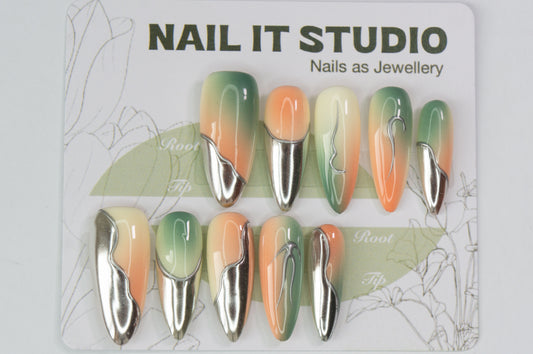Unghie Press-on Almond Lungo con Effetto Specchio Argento e Sfumatura Verde Crema Pesca
