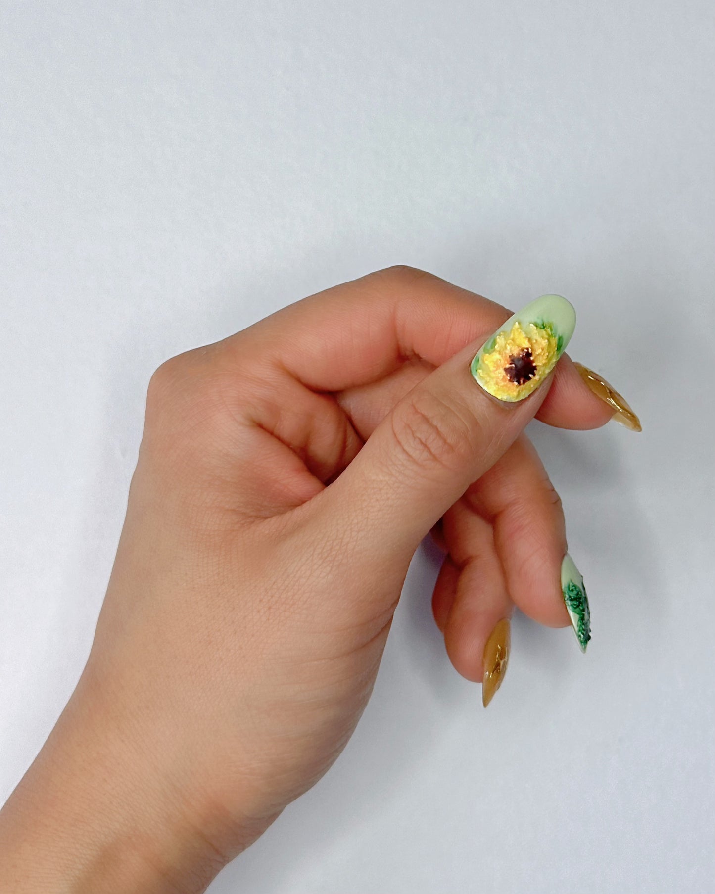 Unghie Press-on Ovale Medio Verde Menta con Fiore di Girasole 3D Dorato